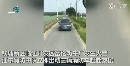 私家車倒車百米讓行，消防車順利趕赴火災(zāi)現(xiàn)場